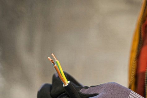 imagen de trabajador con cable en la mano